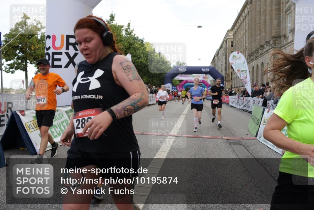 06.09.2026 - CURREX Alsterlauf Yannick Fuchs http://msf.ph/oto/10195874 06.09.2026 10:06:28 Ziel 2266, 2541, 2625, 2863, 3736, 3772, 3942, 3947, 4508, 4650, 4819, 5181, 5600, 8183 meine-sportfotos.de