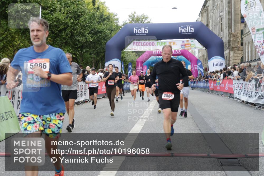 06.09.2026 - CURREX Alsterlauf Yannick Fuchs http://msf.ph/oto/10196058 06.09.2026 09:58:16 Ziel 2706, 2864, 3394, 3553, 3580, 3603, 3804, 3872, 4034, 4732, 4800, 5986, 6227, 6343, 6409, 8003, 8052, 8163 meine-sportfotos.de