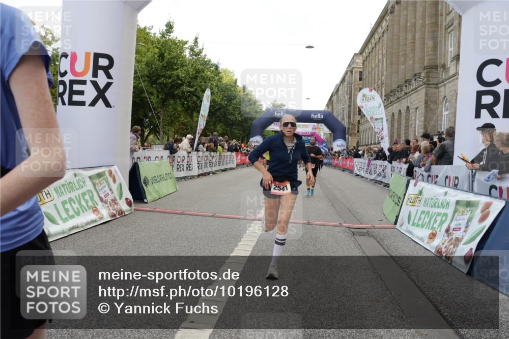 06.09.2026 - CURREX Alsterlauf Yannick Fuchs http://msf.ph/oto/10196128 06.09.2026 10:06:32 Ziel 2266, 2541, 2863, 3491, 3772, 3942, 3947, 4508, 4819, 5600, 6085, 6464, 8183 meine-sportfotos.de
