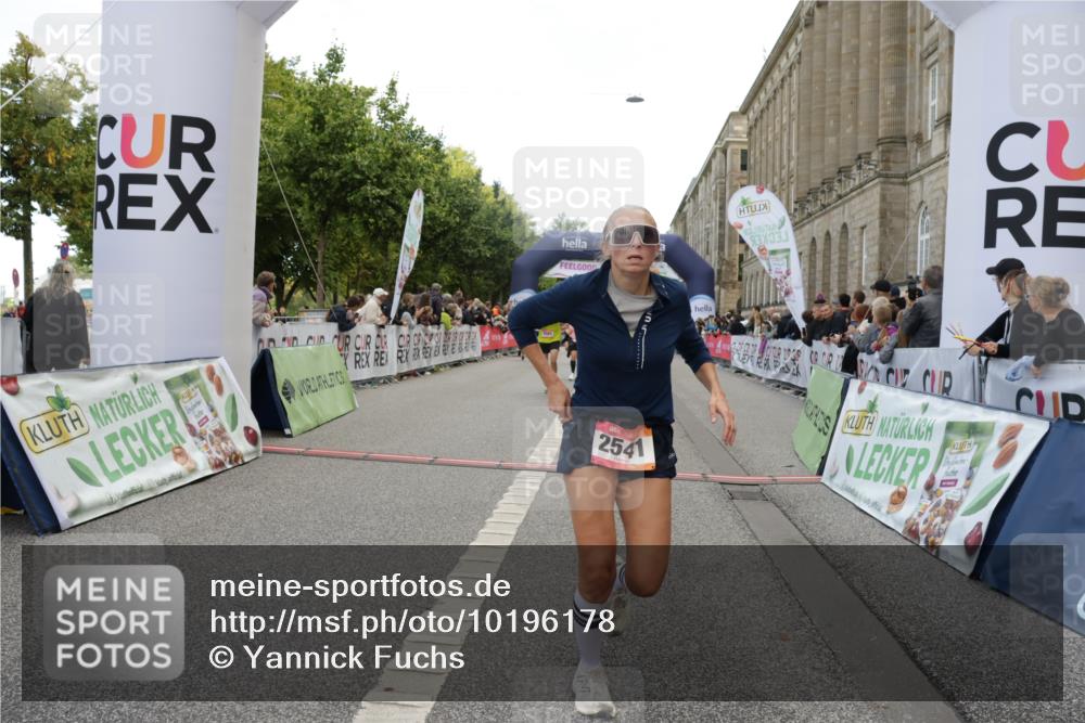 06.09.2026 - CURREX Alsterlauf Yannick Fuchs http://msf.ph/oto/10196178 06.09.2026 10:06:32 Ziel 2266, 2541, 2863, 3491, 3772, 3942, 3947, 4508, 4819, 5600, 6085, 6464, 8183 meine-sportfotos.de