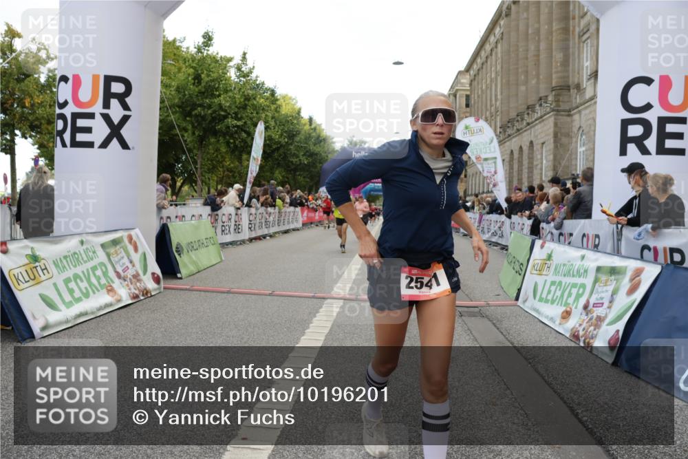 06.09.2026 - CURREX Alsterlauf Yannick Fuchs http://msf.ph/oto/10196201 06.09.2026 10:06:32 Ziel 2266, 2541, 2863, 3491, 3772, 3942, 3947, 4508, 4819, 5600, 6085, 6464, 8183 meine-sportfotos.de