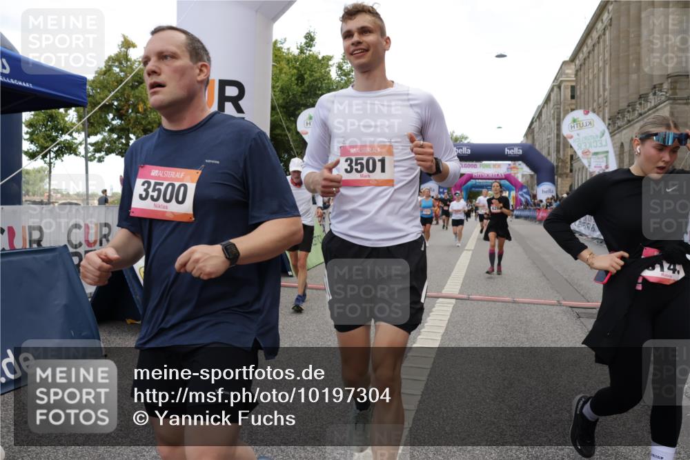 06.09.2026 - CURREX Alsterlauf Yannick Fuchs http://msf.ph/oto/10197304 06.09.2026 10:06:51 Ziel 2270, 2428, 2745, 2934, 3142, 3143, 3303, 3500, 3501, 3502, 3537, 3675, 3855, 3943, 3945, 4347, 5143, 5167, 5471, 6275, 6285, 8017 meine-sportfotos.de