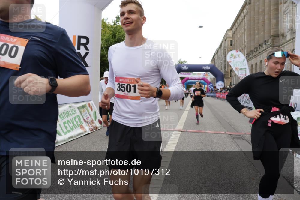 06.09.2026 - CURREX Alsterlauf Yannick Fuchs http://msf.ph/oto/10197312 06.09.2026 10:06:51 Ziel 2270, 2428, 2745, 2934, 3142, 3143, 3303, 3500, 3501, 3502, 3537, 3675, 3855, 3943, 3945, 4347, 5143, 5167, 5471, 6275, 6285, 8017 meine-sportfotos.de