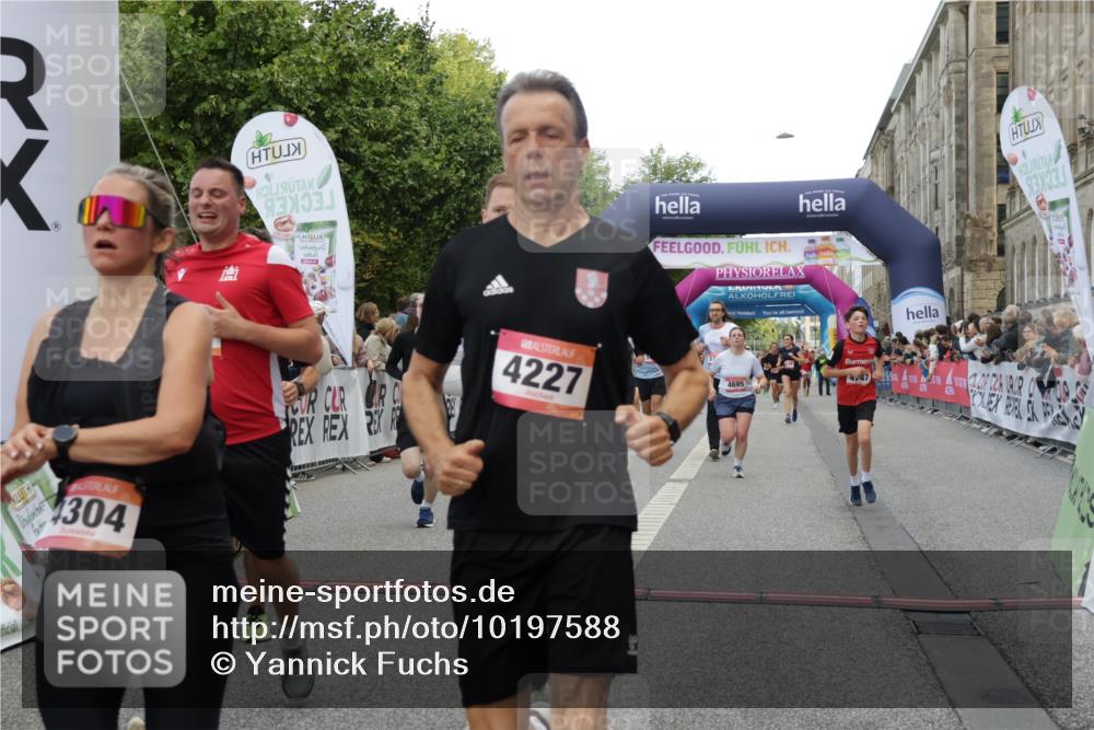 06.09.2026 - CURREX Alsterlauf Yannick Fuchs http://msf.ph/oto/10197588 06.09.2026 09:58:42 Ziel 2034, 2120, 2717, 4147, 4227, 4256, 4265, 4304, 4356, 4423, 4652, 4695, 4747, 5205, 5207, 5521, 5706, 5725, 5764, 5810, 5964, 6073 meine-sportfotos.de