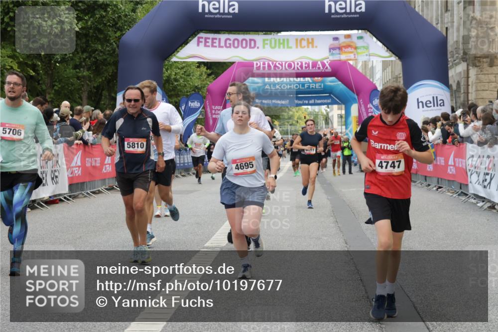 06.09.2026 - CURREX Alsterlauf Yannick Fuchs http://msf.ph/oto/10197677 06.09.2026 09:58:43 Ziel 2017, 2034, 2120, 2717, 3691, 4147, 4227, 4256, 4265, 4304, 4356, 4652, 4695, 4747, 5205, 5207, 5521, 5706, 5764, 5810, 5964, 6073, 6111 meine-sportfotos.de