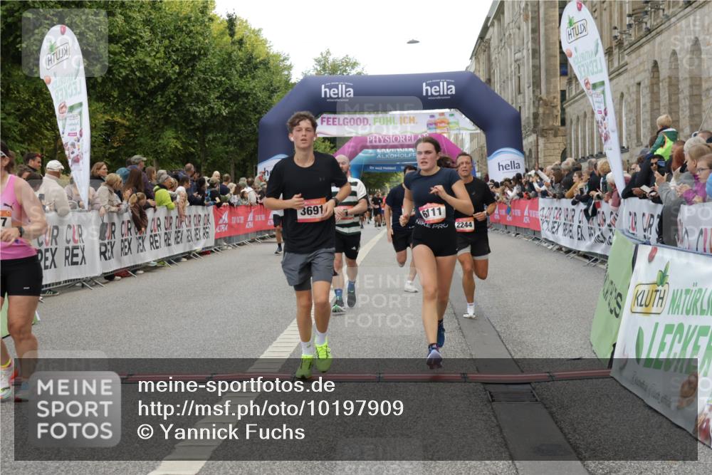 06.09.2026 - CURREX Alsterlauf Yannick Fuchs http://msf.ph/oto/10197909 06.09.2026 09:58:48 Ziel 2017, 2034, 2120, 2244, 2711, 3078, 3313, 3691, 4265, 4695, 4747, 5205, 5207, 5557, 5706, 5764, 5810, 5964, 6111 meine-sportfotos.de