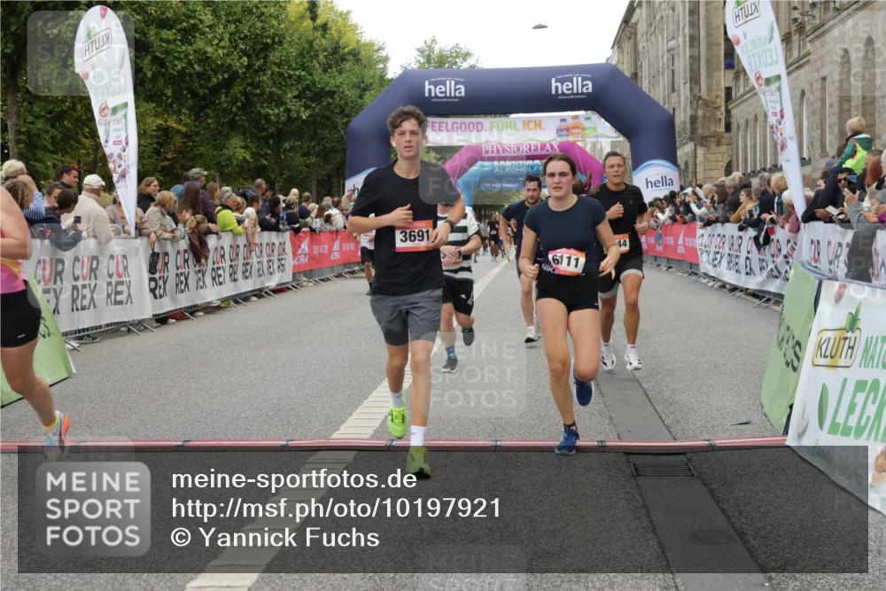 06.09.2026 - CURREX Alsterlauf Yannick Fuchs http://msf.ph/oto/10197921 06.09.2026 09:58:48 Ziel 2017, 2034, 2120, 2244, 2711, 3078, 3313, 3691, 4265, 4695, 4747, 5205, 5207, 5557, 5706, 5764, 5810, 5964, 6111 meine-sportfotos.de