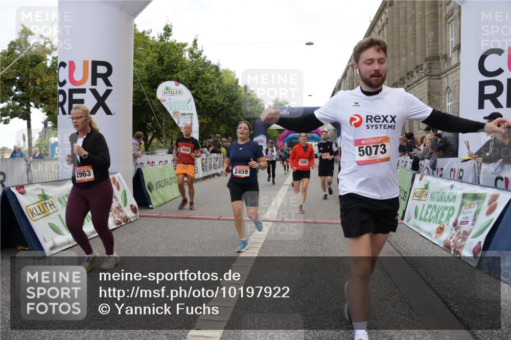 06.09.2026 - CURREX Alsterlauf Yannick Fuchs http://msf.ph/oto/10197922 06.09.2026 10:07:00 Ziel 2148, 2459, 2934, 2963, 3303, 3376, 3656, 3943, 3945, 5073, 5091, 5527, 5792, 5937, 8276 meine-sportfotos.de