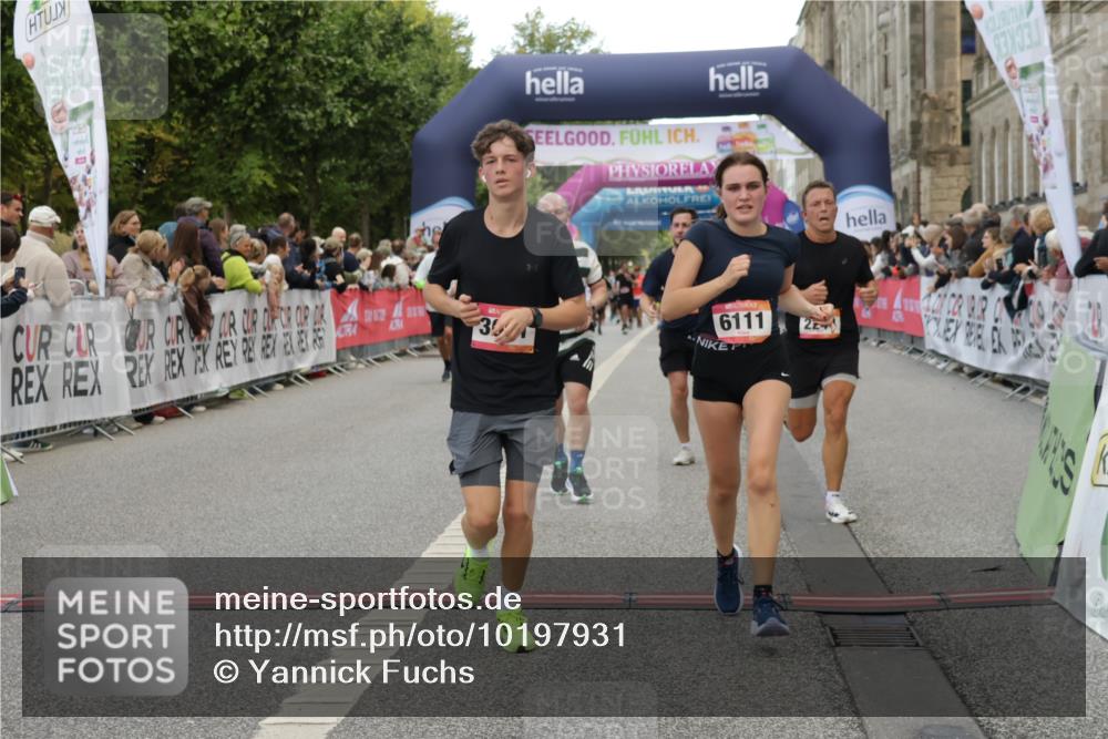 06.09.2026 - CURREX Alsterlauf Yannick Fuchs http://msf.ph/oto/10197931 06.09.2026 09:58:48 Ziel 2017, 2034, 2120, 2244, 2711, 3078, 3313, 3691, 4265, 4695, 4747, 5205, 5207, 5557, 5706, 5764, 5810, 5964, 6111 meine-sportfotos.de
