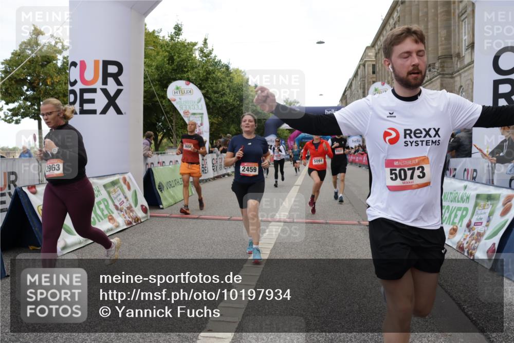 06.09.2026 - CURREX Alsterlauf Yannick Fuchs http://msf.ph/oto/10197934 06.09.2026 10:07:00 Ziel 2148, 2459, 2934, 2963, 3303, 3376, 3656, 3943, 3945, 5073, 5091, 5527, 5792, 5937, 8276 meine-sportfotos.de