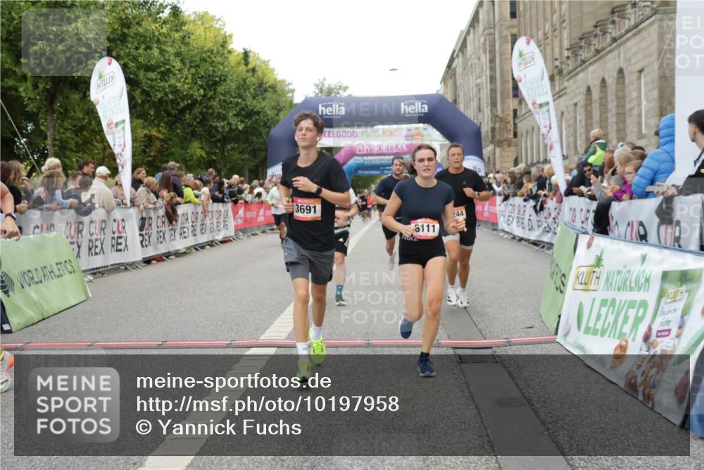 06.09.2026 - CURREX Alsterlauf Yannick Fuchs http://msf.ph/oto/10197958 06.09.2026 09:58:48 Ziel 2017, 2034, 2120, 2244, 2711, 3078, 3313, 3691, 4265, 4695, 4747, 5205, 5207, 5557, 5706, 5764, 5810, 5964, 6111 meine-sportfotos.de