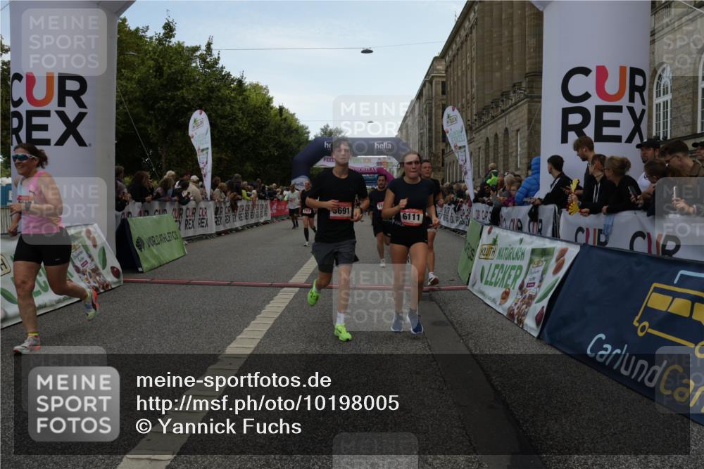 06.09.2026 - CURREX Alsterlauf Yannick Fuchs http://msf.ph/oto/10198005 06.09.2026 09:58:49 Ziel 2017, 2034, 2244, 2711, 3078, 3313, 3691, 4265, 4695, 4747, 5557, 5661, 5706, 5764, 5810, 5964, 6111 meine-sportfotos.de