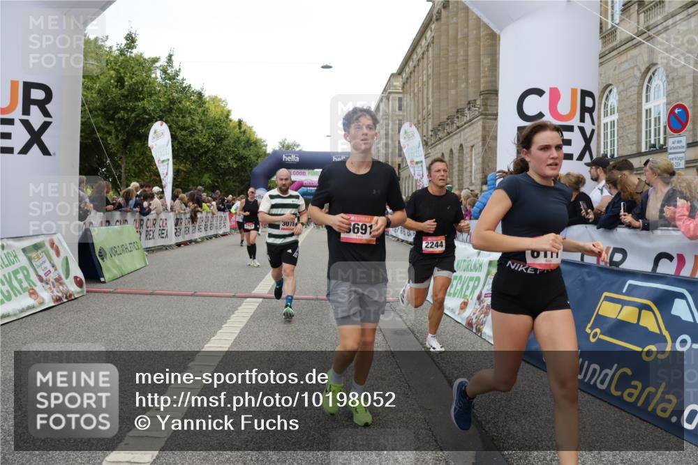 06.09.2026 - CURREX Alsterlauf Yannick Fuchs http://msf.ph/oto/10198052 06.09.2026 09:58:49 Ziel 2017, 2034, 2244, 2711, 3078, 3313, 3691, 4265, 4695, 4747, 5557, 5661, 5706, 5764, 5810, 5964, 6111 meine-sportfotos.de