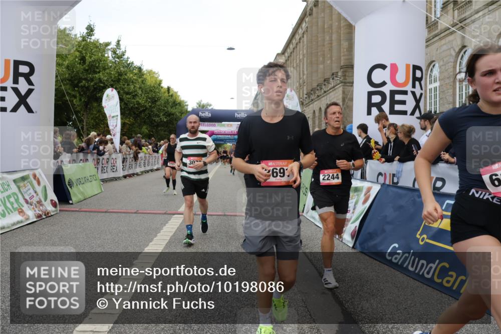 06.09.2026 - CURREX Alsterlauf Yannick Fuchs http://msf.ph/oto/10198086 06.09.2026 09:58:50 Ziel 2017, 2065, 2244, 2711, 3078, 3313, 3691, 4265, 4299, 4695, 4747, 5557, 5661, 5706, 5764, 5810, 5964, 6111 meine-sportfotos.de