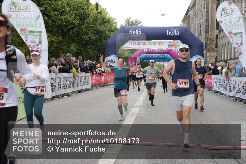 06.09.2026 - CURREX Alsterlauf Yannick Fuchs http://msf.ph/oto/10198173 06.09.2026 10:07:03 Ziel 2148, 2355, 2459, 2963, 3103, 3303, 3376, 3607, 3656, 3943, 3945, 5073, 5091, 5527, 5792, 5937, 8276 meine-sportfotos.de