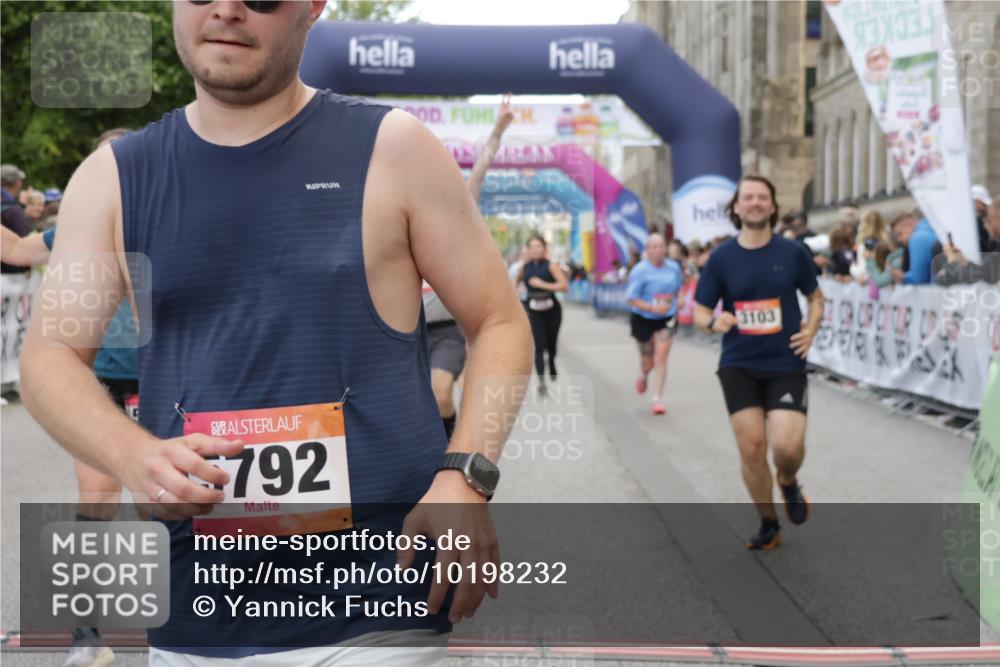 06.09.2026 - CURREX Alsterlauf Yannick Fuchs http://msf.ph/oto/10198232 06.09.2026 10:07:04 Ziel 2148, 2355, 2459, 2963, 3103, 3376, 3607, 3656, 4078, 5069, 5073, 5091, 5527, 5792, 5937, 8276, 8306 meine-sportfotos.de