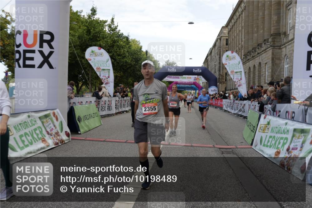 06.09.2026 - CURREX Alsterlauf Yannick Fuchs http://msf.ph/oto/10198489 06.09.2026 10:07:07 Ziel 2148, 2355, 3103, 3376, 3607, 3656, 4078, 5069, 5091, 5527, 5792, 5937, 5951, 6214, 8303, 8306 meine-sportfotos.de