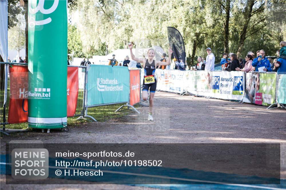 06.09.2026 - 20. Norderstedt Triathlon H.Heesch http://msf.ph/oto/10198502 06.09.2026 09:45:17 Ziel 664, 665 meine-sportfotos.de
