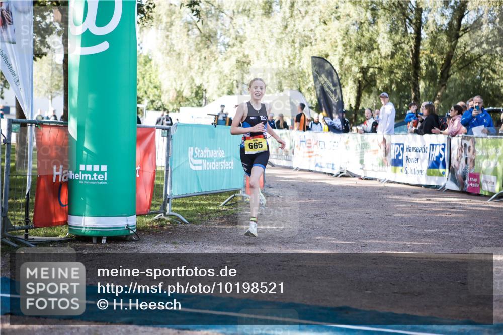 06.09.2026 - 20. Norderstedt Triathlon H.Heesch http://msf.ph/oto/10198521 06.09.2026 09:45:18 Ziel 664, 665 meine-sportfotos.de