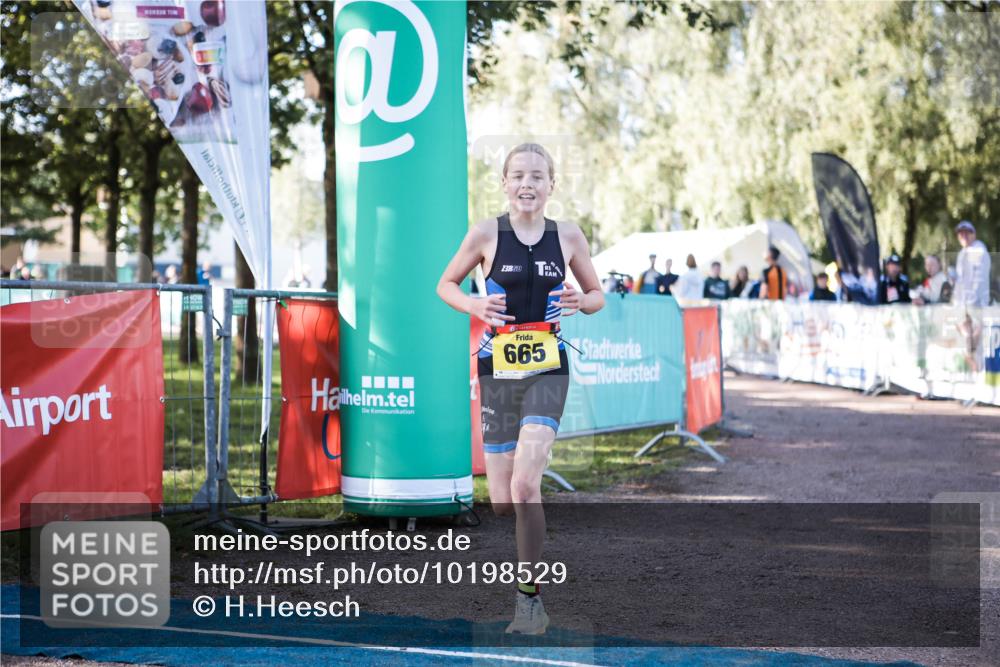 06.09.2026 - 20. Norderstedt Triathlon H.Heesch http://msf.ph/oto/10198529 06.09.2026 09:45:18 Ziel 664, 665 meine-sportfotos.de