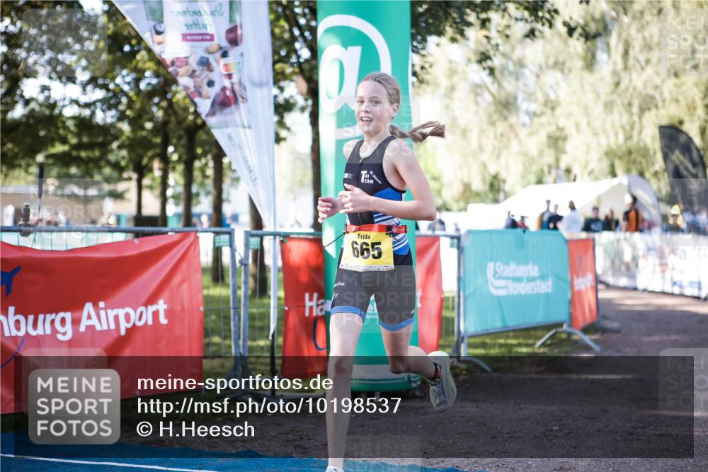 06.09.2026 - 20. Norderstedt Triathlon H.Heesch http://msf.ph/oto/10198537 06.09.2026 09:45:19 Ziel 664, 665 meine-sportfotos.de