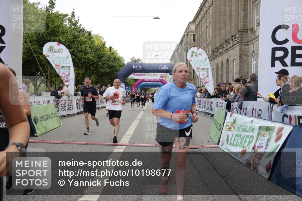 06.09.2026 - CURREX Alsterlauf Yannick Fuchs http://msf.ph/oto/10198677 06.09.2026 10:07:10 Ziel 2148, 2355, 3103, 3607, 4078, 4140, 5069, 5792, 5937, 5951, 6214, 8303, 8306 meine-sportfotos.de