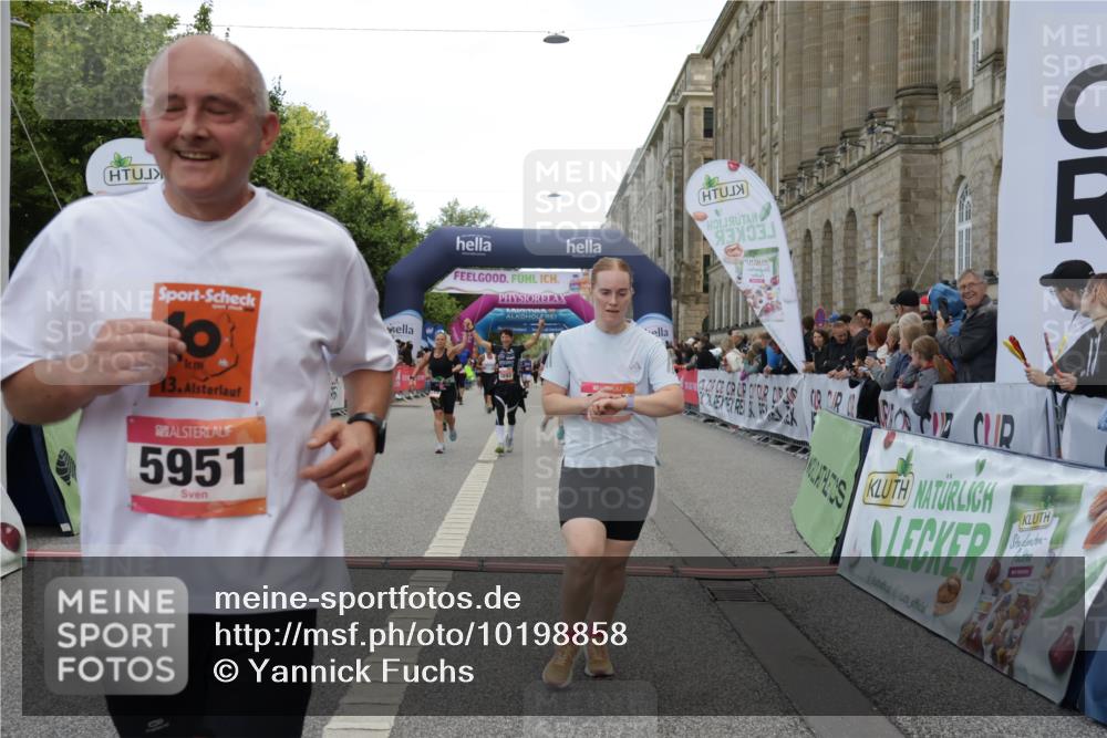 06.09.2026 - CURREX Alsterlauf Yannick Fuchs http://msf.ph/oto/10198858 06.09.2026 10:07:12 Ziel 2187, 2355, 2893, 2903, 3103, 3607, 4078, 4140, 5069, 5549, 5813, 5937, 5951, 6214, 8303, 8306 meine-sportfotos.de