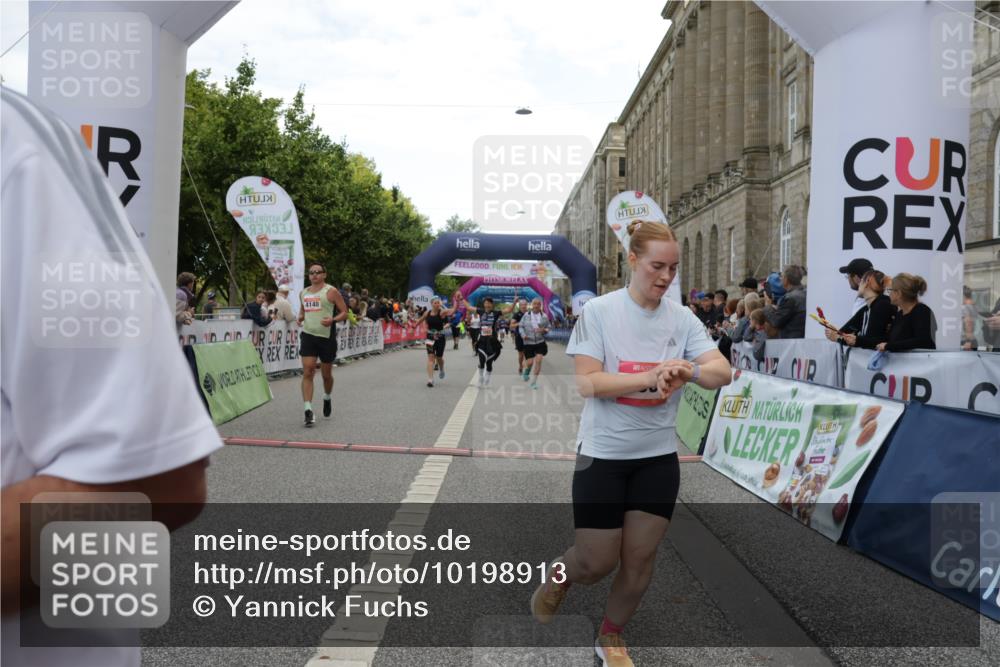 06.09.2026 - CURREX Alsterlauf Yannick Fuchs http://msf.ph/oto/10198913 06.09.2026 10:07:13 Ziel 2187, 2355, 2893, 2903, 3103, 3607, 4078, 4140, 5069, 5549, 5813, 5951, 6214, 8303, 8306 meine-sportfotos.de