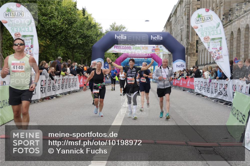 06.09.2026 - CURREX Alsterlauf Yannick Fuchs http://msf.ph/oto/10198972 06.09.2026 10:07:14 Ziel 2187, 2893, 2903, 3607, 4078, 4140, 5069, 5549, 5813, 5951, 6214, 8303, 8306 meine-sportfotos.de