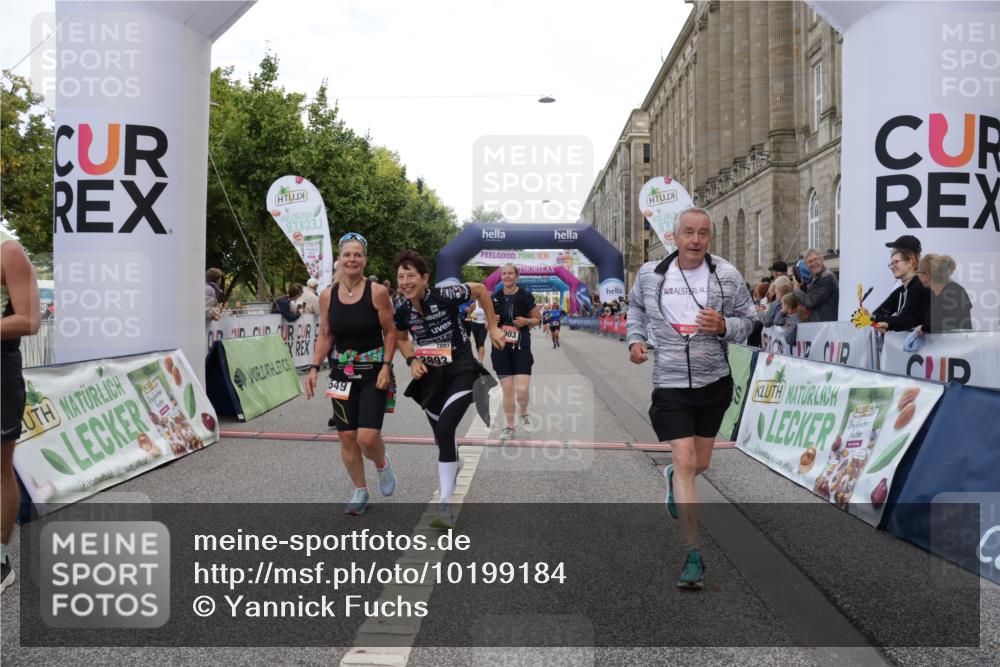 06.09.2026 - CURREX Alsterlauf Yannick Fuchs http://msf.ph/oto/10199184 06.09.2026 10:07:16 Ziel 2187, 2893, 2903, 4078, 4140, 5069, 5227, 5549, 5813, 5951, 6214, 8303, 8306 meine-sportfotos.de