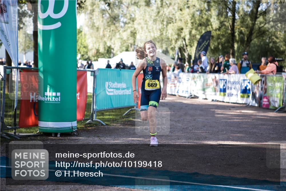 06.09.2026 - 20. Norderstedt Triathlon H.Heesch http://msf.ph/oto/10199418 06.09.2026 09:48:41 Ziel 628, 668, 669 meine-sportfotos.de