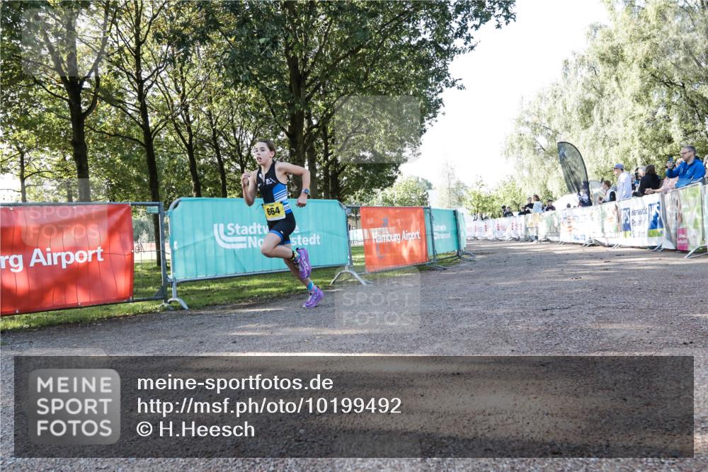 06.09.2026 - 20. Norderstedt Triathlon H.Heesch http://msf.ph/oto/10199492 06.09.2026 09:45:13 Ziel 664, 665 meine-sportfotos.de