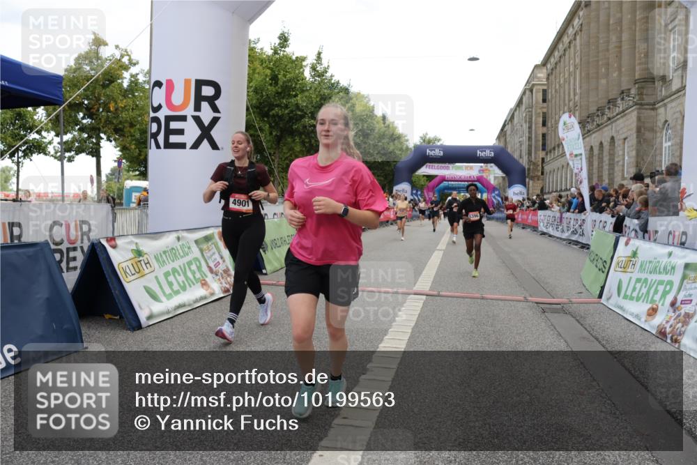06.09.2026 - CURREX Alsterlauf Yannick Fuchs http://msf.ph/oto/10199563 06.09.2026 10:07:29 Ziel 2515, 2883, 3012, 3419, 3566, 3927, 4208, 4901, 5261, 5396, 5634, 6265, 6319, 6320, 6368 meine-sportfotos.de