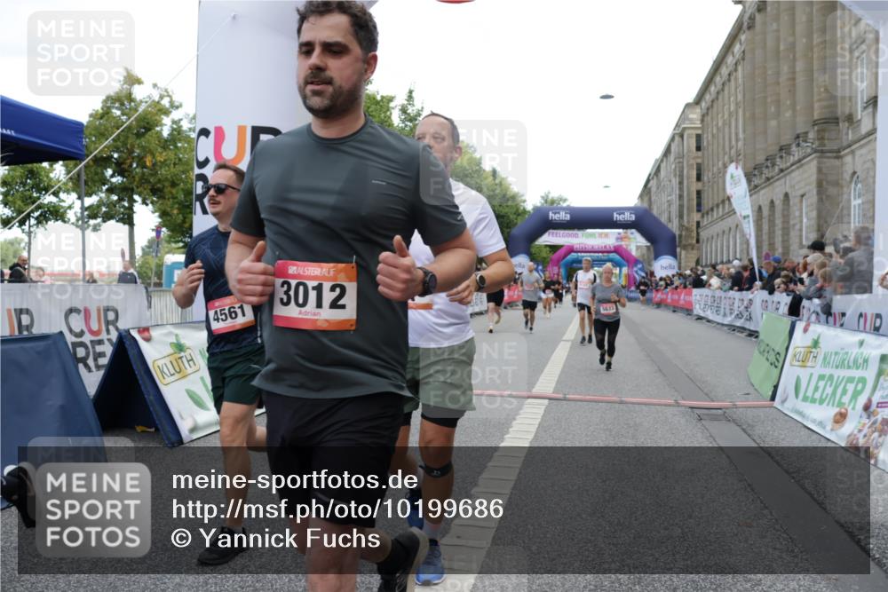 06.09.2026 - CURREX Alsterlauf Yannick Fuchs http://msf.ph/oto/10199686 06.09.2026 10:07:36 Ziel 2176, 2524, 3012, 3419, 3566, 3927, 4208, 4561, 5261, 5396, 5633, 5634, 6147, 6265 meine-sportfotos.de