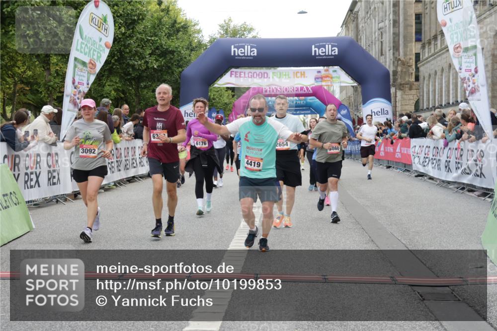 06.09.2026 - CURREX Alsterlauf Yannick Fuchs http://msf.ph/oto/10199853 06.09.2026 10:07:48 Ziel 1316, 2123, 2387, 2430, 2654, 3092, 3576, 3705, 3706, 3722, 3723, 4419, 4473, 5338, 5587, 5791, 5860, 6044, 6176, 6223, 6382 meine-sportfotos.de