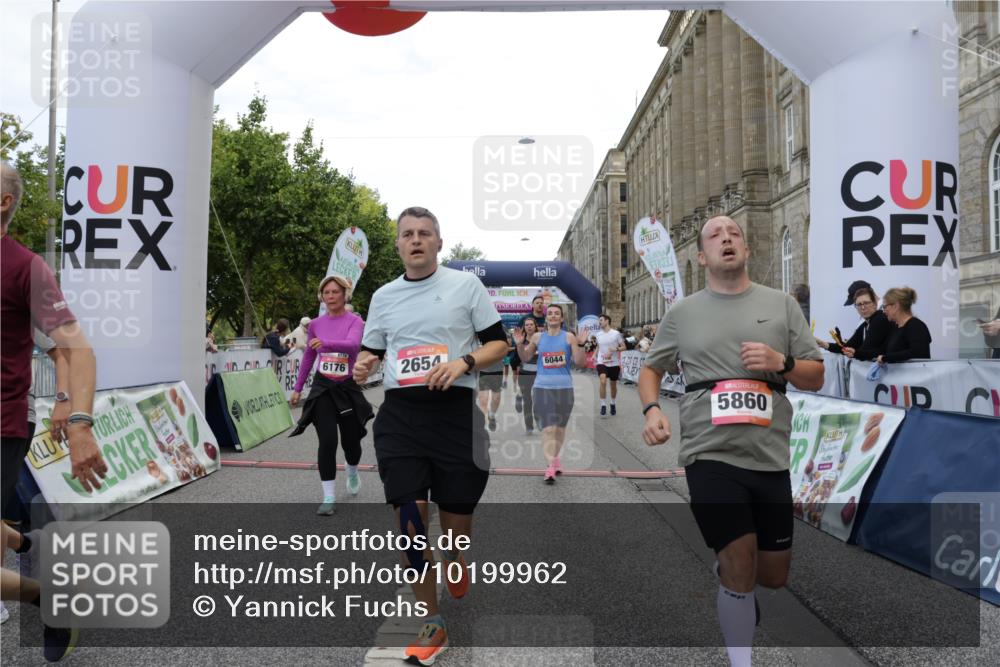 06.09.2026 - CURREX Alsterlauf Yannick Fuchs http://msf.ph/oto/10199962 06.09.2026 10:07:52 Ziel 1316, 2123, 2387, 2654, 2933, 3092, 3296, 3576, 3705, 3706, 3722, 3723, 3757, 3758, 3915, 3916, 3932, 4419, 4473, 5324, 5338, 5587, 5588, 5791, 5860, 6044, 6176, 6223, 6382 meine-sportfotos.de