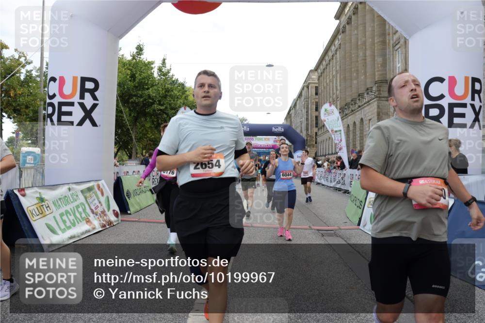 06.09.2026 - CURREX Alsterlauf Yannick Fuchs http://msf.ph/oto/10199967 06.09.2026 10:07:52 Ziel 1316, 2123, 2387, 2654, 2933, 3092, 3296, 3576, 3705, 3706, 3722, 3723, 3757, 3758, 3915, 3916, 3932, 4419, 4473, 5324, 5338, 5587, 5588, 5791, 5860, 6044, 6176, 6223, 6382 meine-sportfotos.de