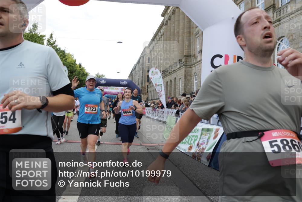 06.09.2026 - CURREX Alsterlauf Yannick Fuchs http://msf.ph/oto/10199979 06.09.2026 10:07:52 Ziel 1316, 2123, 2387, 2654, 2933, 3092, 3296, 3576, 3705, 3706, 3722, 3723, 3757, 3758, 3915, 3916, 3932, 4419, 4473, 5324, 5338, 5587, 5588, 5791, 5860, 6044, 6176, 6223, 6382 meine-sportfotos.de