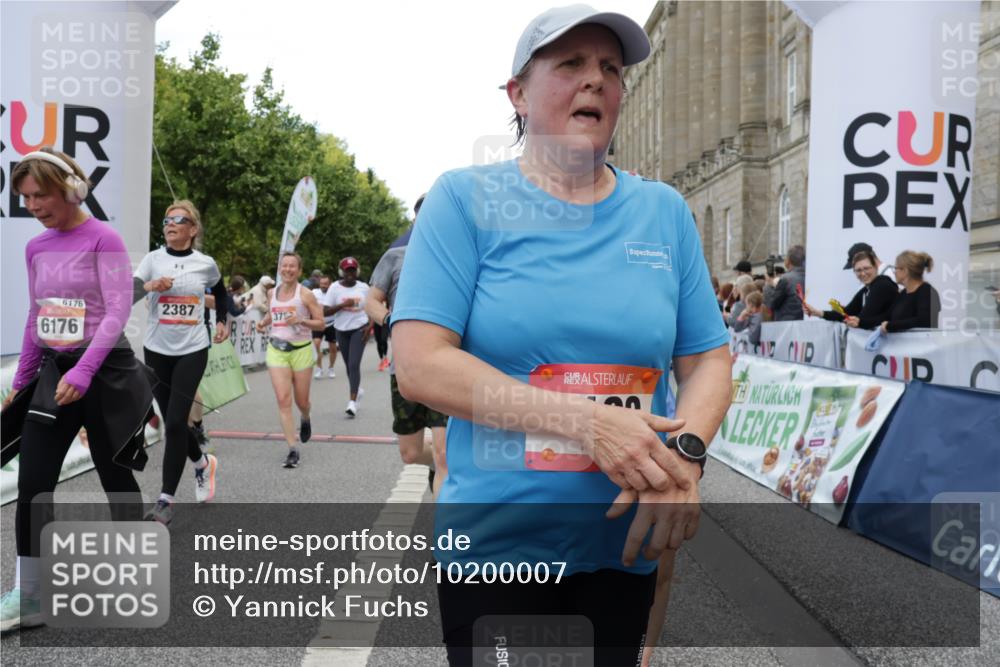 06.09.2026 - CURREX Alsterlauf Yannick Fuchs http://msf.ph/oto/10200007 06.09.2026 10:07:53 Ziel 1316, 2123, 2387, 2654, 2933, 3092, 3296, 3576, 3722, 3723, 3757, 3758, 3915, 3916, 3932, 4419, 5324, 5587, 5588, 5791, 5860, 6044, 6176, 6223, 6382 meine-sportfotos.de