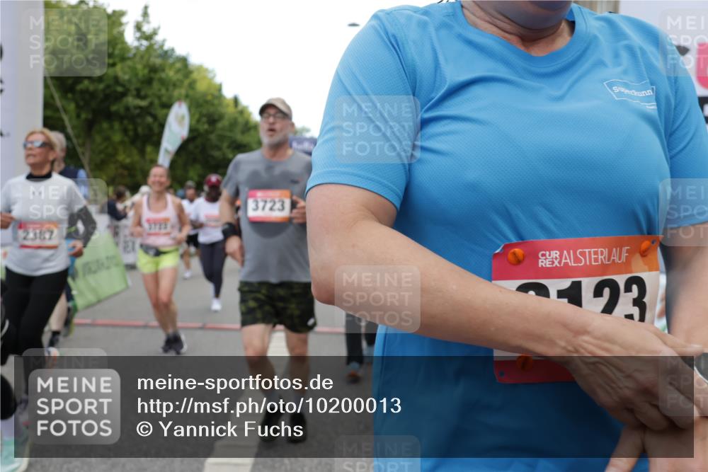 06.09.2026 - CURREX Alsterlauf Yannick Fuchs http://msf.ph/oto/10200013 06.09.2026 10:07:53 Ziel 1316, 2123, 2387, 2654, 2933, 3092, 3296, 3576, 3722, 3723, 3757, 3758, 3915, 3916, 3932, 4419, 5324, 5587, 5588, 5791, 5860, 6044, 6176, 6223, 6382 meine-sportfotos.de