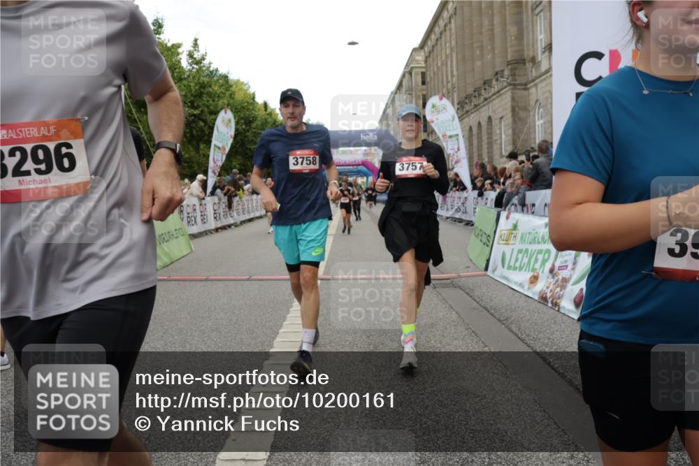06.09.2026 - CURREX Alsterlauf Yannick Fuchs http://msf.ph/oto/10200161 06.09.2026 10:07:58 Ziel 2123, 2387, 2933, 3296, 3666, 3722, 3723, 3757, 3758, 3915, 3916, 3932, 4159, 5290, 5324, 5587, 5588, 5597, 5791, 5860, 6044, 6168, 6176, 6382 meine-sportfotos.de