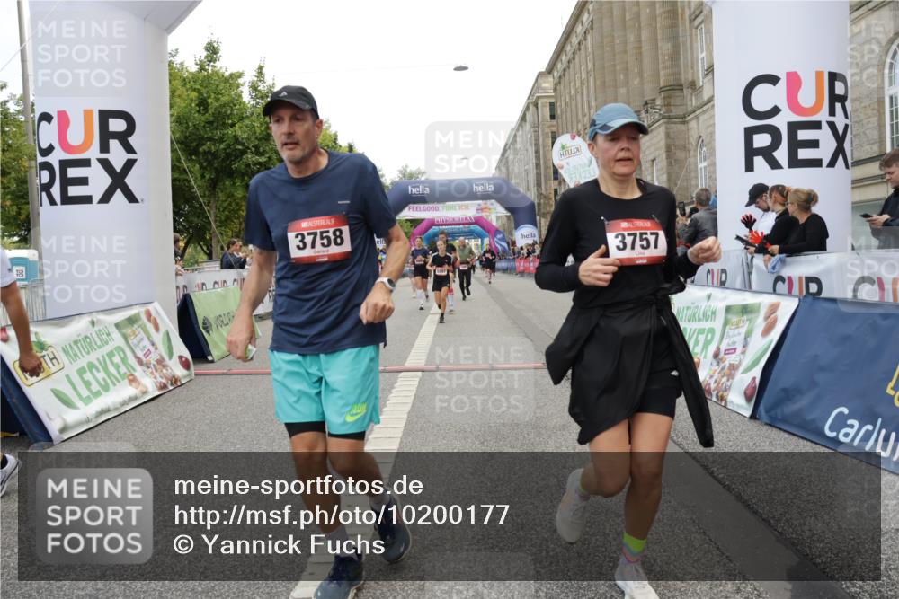 06.09.2026 - CURREX Alsterlauf Yannick Fuchs http://msf.ph/oto/10200177 06.09.2026 10:07:59 Ziel 2123, 2387, 2933, 3296, 3666, 3722, 3723, 3757, 3758, 3915, 3916, 3932, 4159, 5256, 5290, 5324, 5587, 5588, 5597, 5791, 6044, 6168, 6382 meine-sportfotos.de
