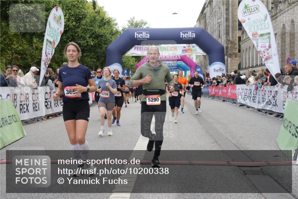 06.09.2026 - CURREX Alsterlauf Yannick Fuchs http://msf.ph/oto/10200338 06.09.2026 10:08:02 Ziel 3296, 3666, 3757, 3758, 3915, 3916, 3932, 4159, 4841, 5049, 5256, 5290, 5324, 5597, 6168, 6361, 6395 meine-sportfotos.de