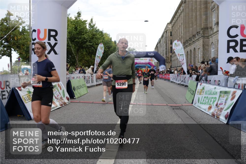 06.09.2026 - CURREX Alsterlauf Yannick Fuchs http://msf.ph/oto/10200477 06.09.2026 10:08:04 Ziel 2390, 3192, 3193, 3194, 3296, 3298, 3666, 3757, 3758, 3916, 4159, 4841, 5049, 5256, 5290, 5597, 6168, 6361, 6395 meine-sportfotos.de