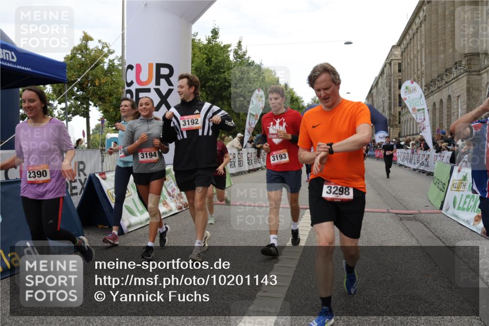 06.09.2026 - CURREX Alsterlauf Yannick Fuchs http://msf.ph/oto/10201143 06.09.2026 10:08:10 Ziel 2363, 2390, 2407, 2785, 3192, 3193, 3194, 3298, 4292, 4727, 4841, 5049, 5256, 5290, 5507, 6361, 6395 meine-sportfotos.de