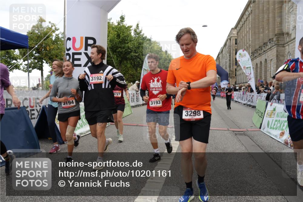 06.09.2026 - CURREX Alsterlauf Yannick Fuchs http://msf.ph/oto/10201161 06.09.2026 10:08:11 Ziel 2363, 2390, 2407, 2785, 3192, 3193, 3194, 3298, 3933, 4292, 4590, 4727, 4841, 5049, 5256, 5507, 6361, 6395 meine-sportfotos.de