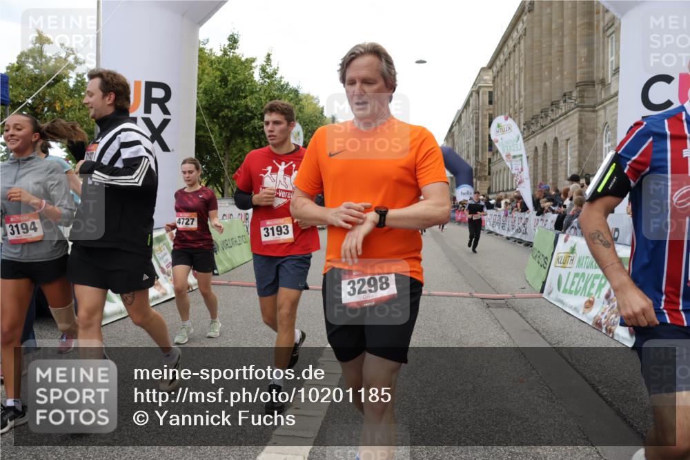 06.09.2026 - CURREX Alsterlauf Yannick Fuchs http://msf.ph/oto/10201185 06.09.2026 10:08:11 Ziel 2363, 2390, 2407, 2785, 3192, 3193, 3194, 3298, 3933, 4292, 4590, 4727, 4841, 5049, 5256, 5507, 6361, 6395 meine-sportfotos.de