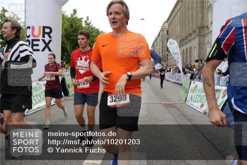 06.09.2026 - CURREX Alsterlauf Yannick Fuchs http://msf.ph/oto/10201203 06.09.2026 10:08:11 Ziel 2363, 2390, 2407, 2785, 3192, 3193, 3194, 3298, 3933, 4292, 4590, 4727, 4841, 5049, 5256, 5507, 6361, 6395 meine-sportfotos.de