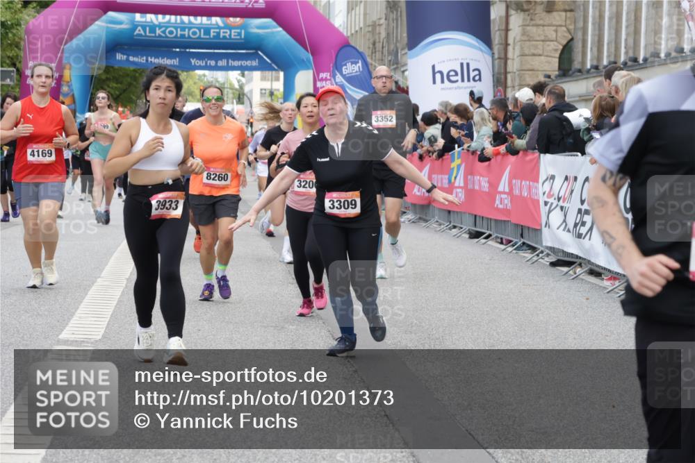 06.09.2026 - CURREX Alsterlauf Yannick Fuchs http://msf.ph/oto/10201373 06.09.2026 10:08:14 Ziel 2363, 2390, 2407, 2785, 3192, 3193, 3194, 3200, 3298, 3309, 3933, 4169, 4292, 4590, 4727, 5049, 5507, 8258, 8260 meine-sportfotos.de