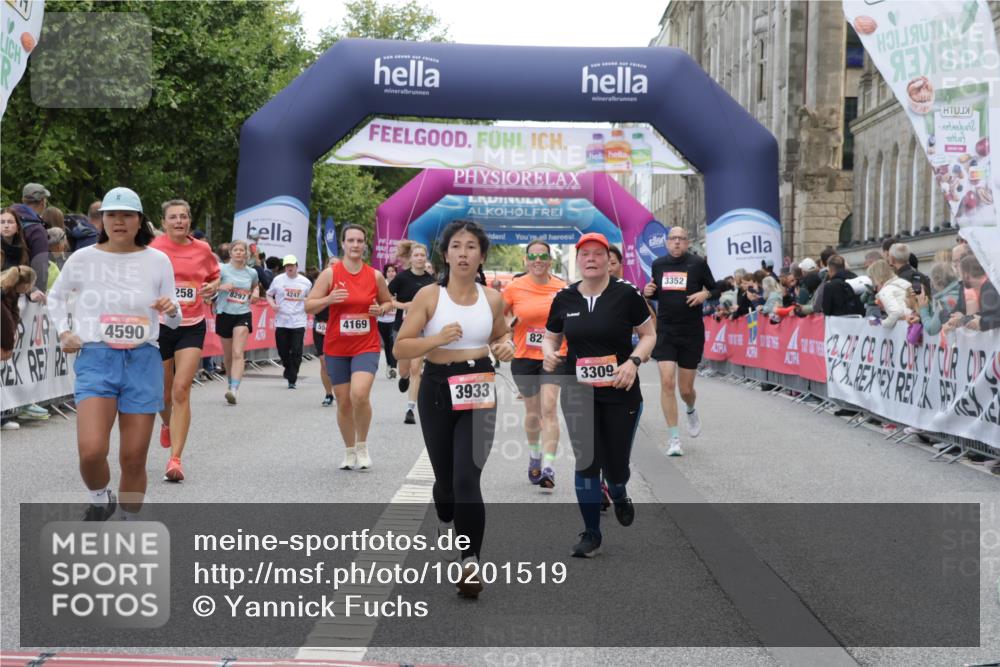 06.09.2026 - CURREX Alsterlauf Yannick Fuchs http://msf.ph/oto/10201519 06.09.2026 10:08:15 Ziel 2363, 2390, 2407, 2785, 3192, 3193, 3194, 3200, 3298, 3309, 3352, 3933, 4169, 4292, 4590, 4727, 5507, 8258, 8260 meine-sportfotos.de